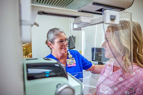 Dr giving a patient a mammogram